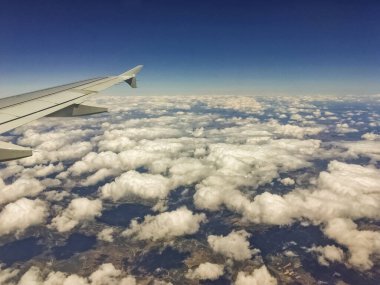 Kanat düzleminin penceresinden ve bulutlu gökyüzünden bak