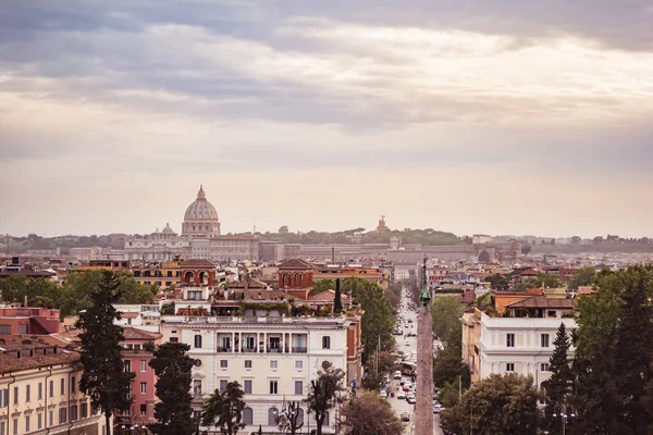 Skyline der Stadt Rom bei Sonnenuntergang. Himmel mit Wolken und Orang-Utan — Stockfoto