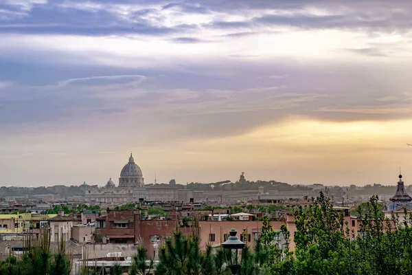 Skyline of the city of Rome at sunset. Sky with clouds and orang — Stock Photo, Image