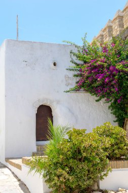 Vejer de la Frontera Caddesi. İspanya 'nın güneyindeki bir kasaba..