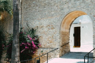 Vejer de la Frontera Caddesi. İspanya 'nın güneyindeki bir kasaba..