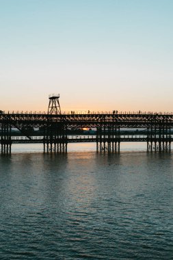 Huelva 'nın yaz günbatımında mineral rıhtımı. Huelva, Endülüs, İspanya