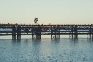 Huelva 'nın yaz günbatımında mineral rıhtımı. Huelva, Endülüs, İspanya