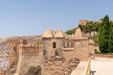 Yazın Alcazaba (Müslüman tahkimatı) 'nın iç kısımları mavi gökyüzüyle. Almerya, Endülüs, İspanya