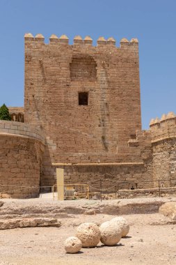Yazın Alcazaba (Müslüman tahkimatı) 'nın iç kısımları mavi gökyüzüyle. Almerya, Endülüs, İspanya