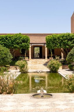 Yazın Alcazaba (Müslüman tahkimatı) 'nın iç kısımları mavi gökyüzüyle. Almerya, Endülüs, İspanya
