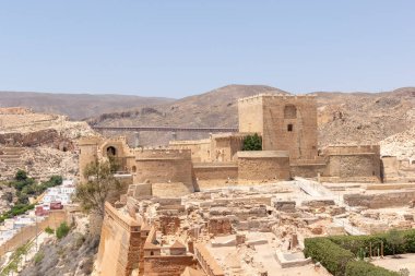 Yazın Alcazaba (Müslüman tahkimatı) 'nın iç kısımları mavi gökyüzüyle. Almerya, Endülüs, İspanya