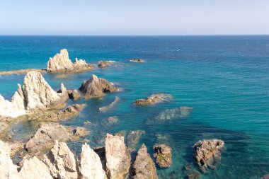 Cabo de Gata Doğal Parkı 'ndaki Las Sirenas Resifi. Akdeniz, Almerya, Endülüs, İspanya