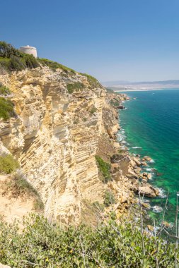 Tagus Kulesi. Barbate 'deki Pinar de la Brena' nın tepesindeki gözetleme kulesi. İspanya, Endülüs 'te Cadiz kıyıları