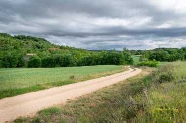 Castilla ve Leon 'un bulutlu gökyüzü manzarası. Burgos, İspanya