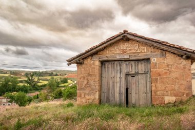 Castilla y Leon kasabasında eski bir geleneksel inşaat. Quintanarruz, Burgos, İspanya