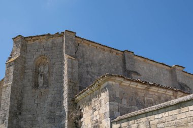 Burgos bölgesindeki Quintanaortuno kilisesinin kalıntıları. Castilla y Leon, İspanya