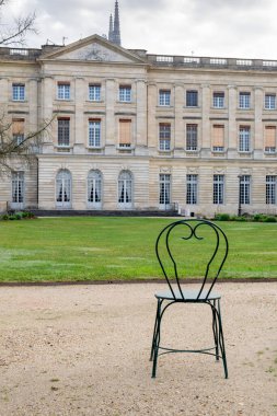 Bordeaux, Yeni Aquitaine, Fransa 'daki Palais Rohan bahçesinde sandalye