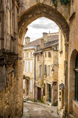 St. Emilion caddeleri. Ortaçağ mimarisi. Aquitaine, Fransa, Avrupa