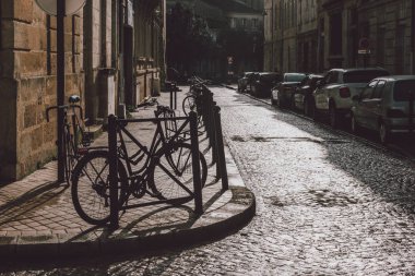 Arka ışıklandırmalı bisikletli Bordeaux Caddesi. Bordeaux, Fransa, Avrupa