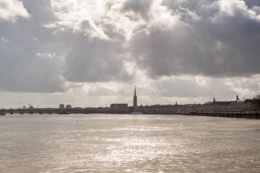 Garonne Nehri Bordeaux 'dan geçerken. Bordeaux şehrinin manzarası. Fransa, Avrupa