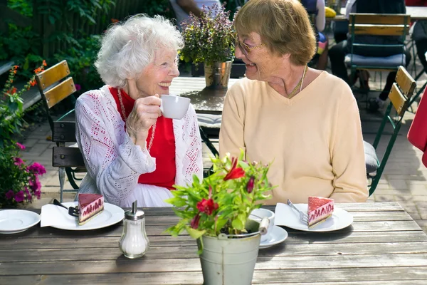 Mulheres comendo torta no café — Fotografia de Stock