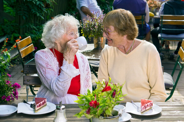  женщины едят пирог в кафе
