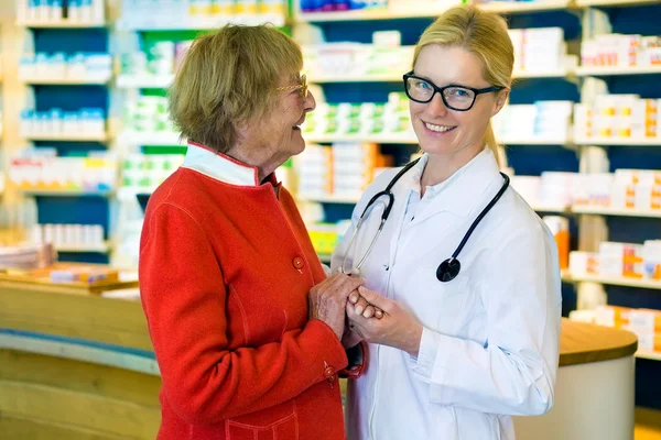 Patient mit Arzt zufrieden — Stockfoto