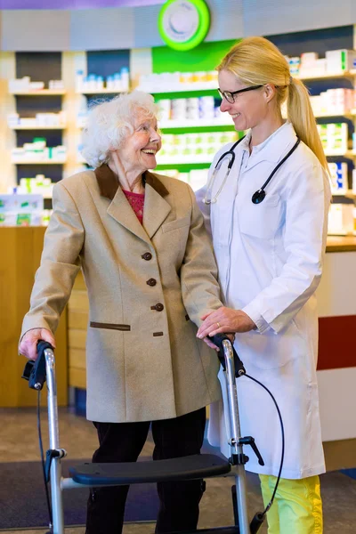 Patient hält Rollator — Stockfoto