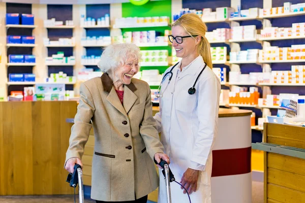 Patient with smiling pharmacist — Stock Photo, Image