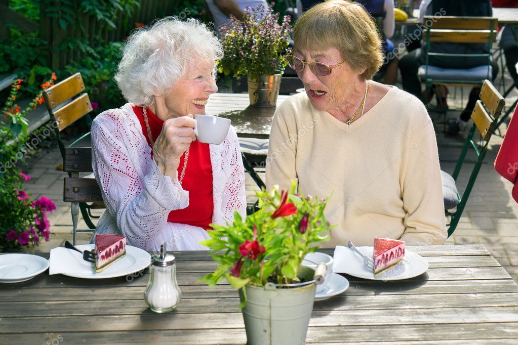 Lady friends. Пожилая женщина в ресторане. Старушки в кафе. Пенсионеры в кафе. Две пожилые женщины.