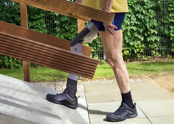 Uomo che cammina sulla rampa con falsa gamba — Foto Stock
