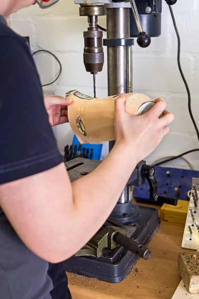 Man working on prosthetic limb — Stock Photo, Image