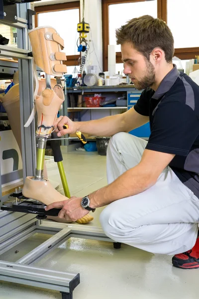 Человек, работающий над протезом ноги — стоковое фото