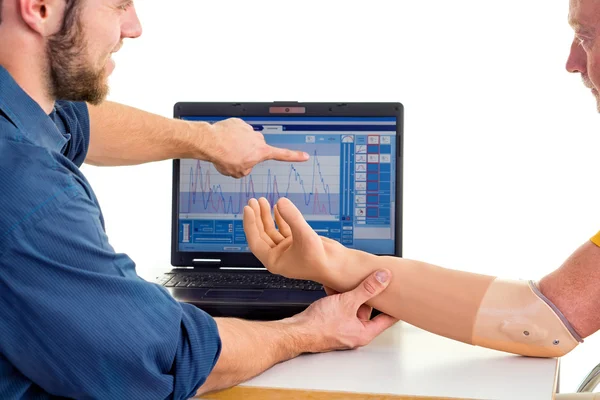 Hombre con brazo protésico y médico — Foto de Stock