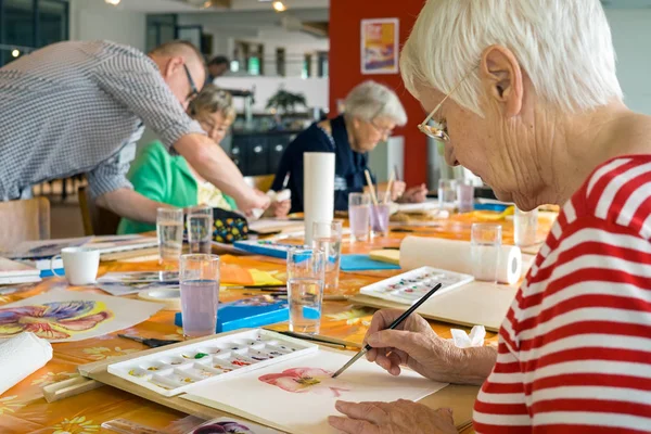 Mulheres idosas pintando à mesa — Fotografia de Stock