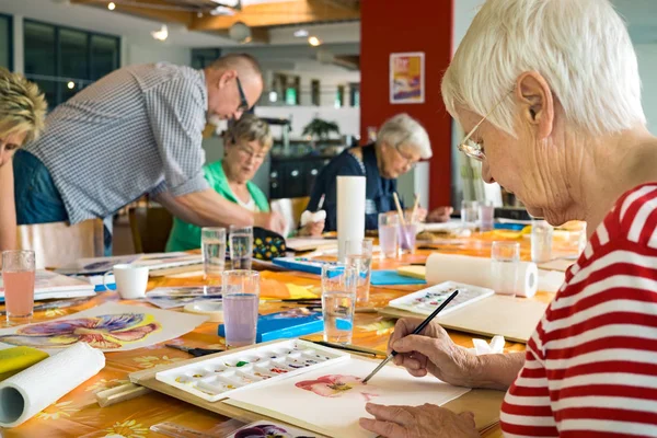 Seniorinnen malen am Tisch — Stockfoto