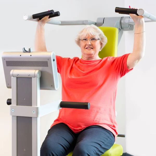 Kvinna i fysisk rehabilitering gym — Stockfoto