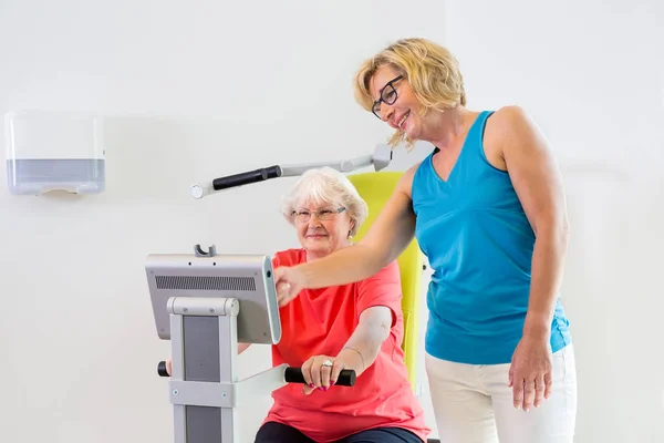 Старші жінки тренуються в спортзалі — стокове фото