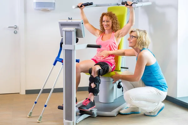 Glada kvinnor i gym — Stockfoto