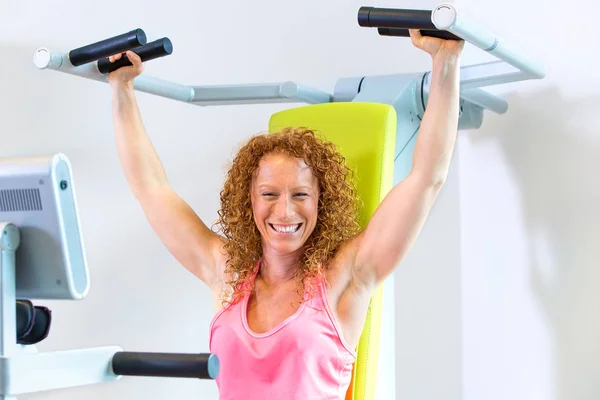 Kvinna i fysisk rehabilitering gym — Stockfoto