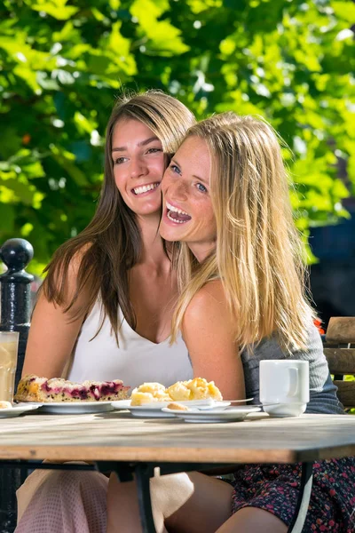 Female friends sitting in cafe — Stock Photo, Image