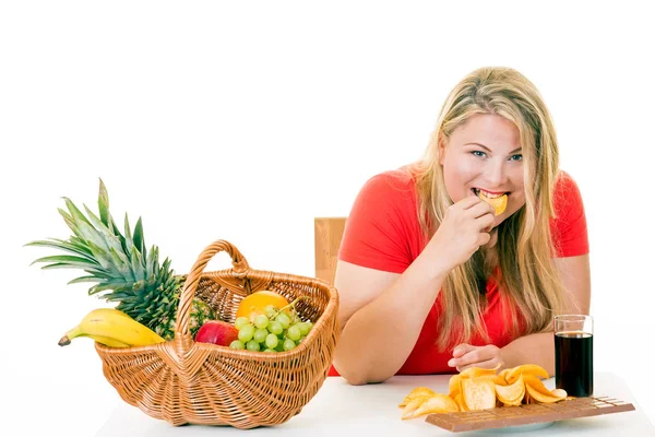 Donna che sceglie cibo spazzatura invece di frutta — Foto Stock