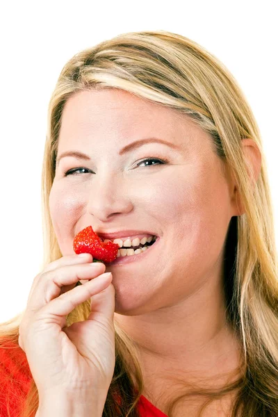 Femme potelée manger fraise — Photo