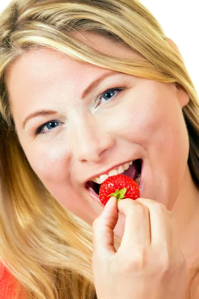 Femme potelée manger fraise — Photo