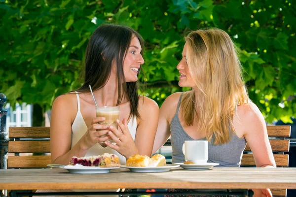 Amigas sentadas en la cafetería —  Fotos de Stock