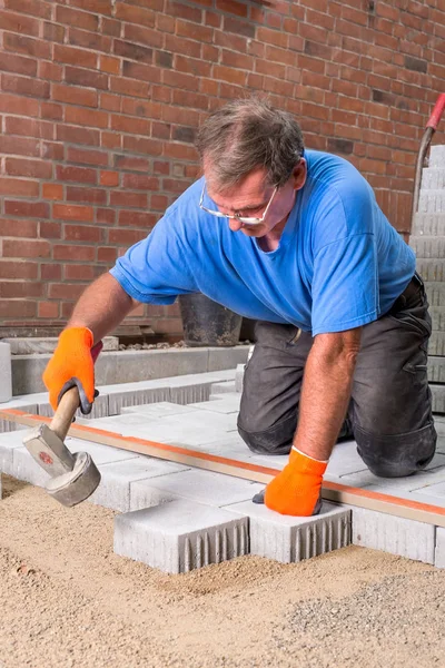 Builder installing new paving stones — Stock Photo, Image