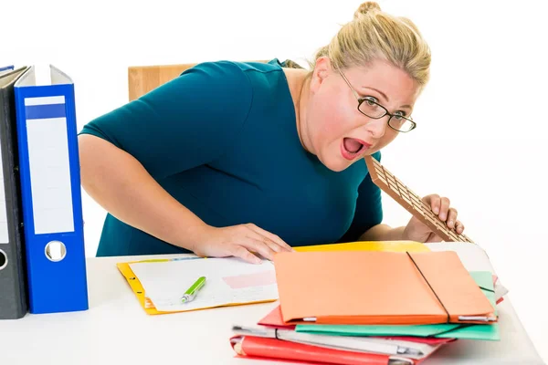 Mujer de negocios con sobrepeso comiendo chocolate — Foto de Stock