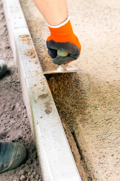 Trabalhador usando espátula de pavimentação — Fotografia de Stock