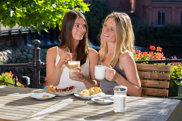 Freundinnen sitzen im Café — Stockfoto