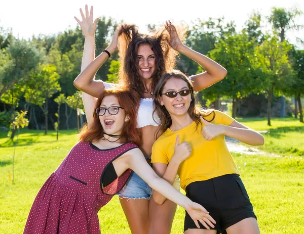 Groupe Trois Jolies Jeunes Femmes Heureuses Célébrant Rire Plaisanter Plein — Photo
