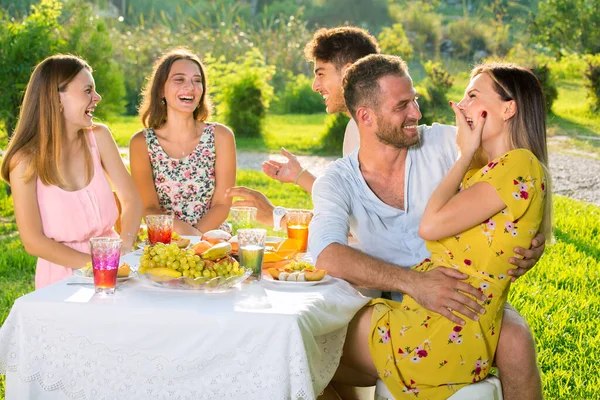 Junge Freunde Genießen Picknick Auf Party Freien Park Essen Frische — Stockfoto
