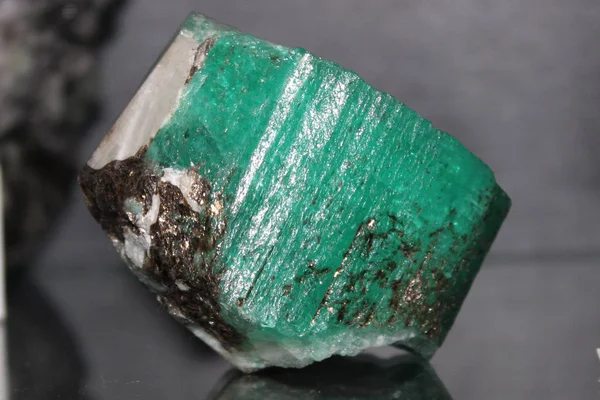 矿物宝石绿色绿柱石 — 图库照片
