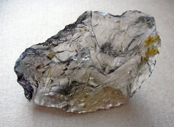 Beyaz arka planda mineral değerli taş kuvars