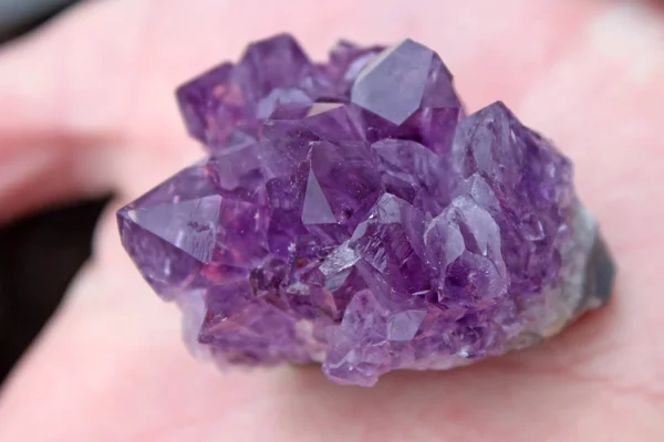 紫水晶在手 — 图库照片